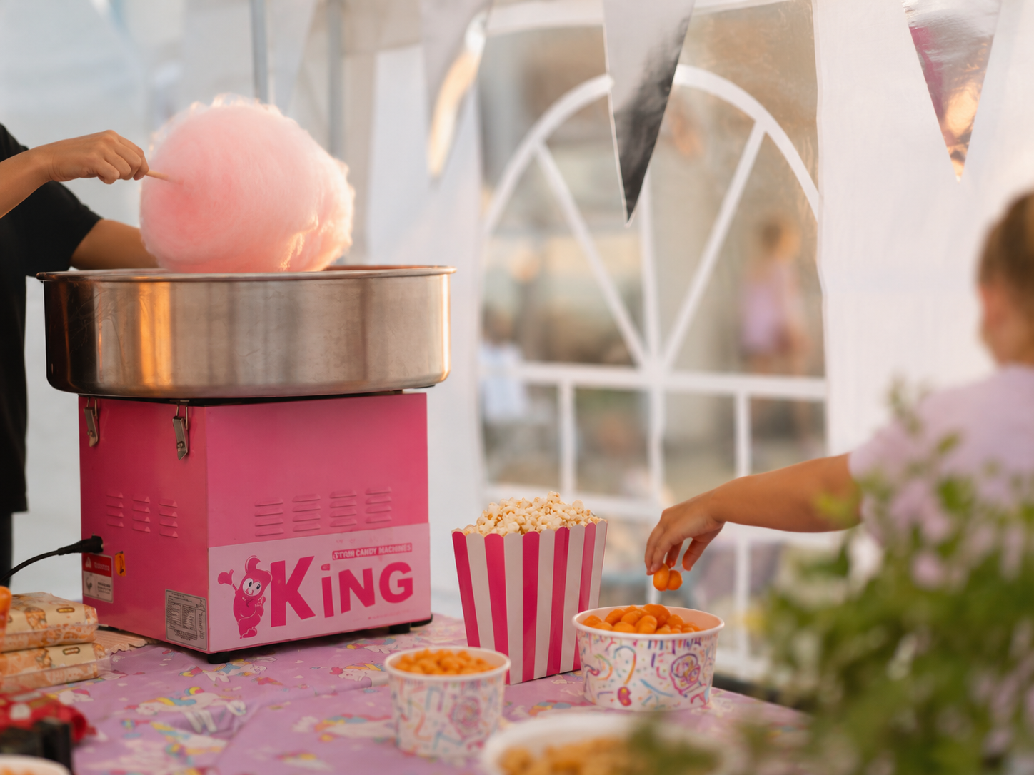 Suikerspinmachine en popcorn voor een kinderfeest van Jumpfun Ypenburg