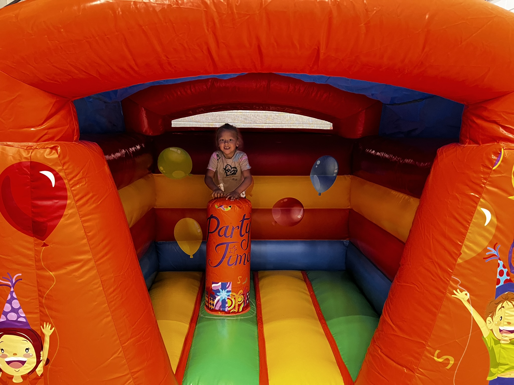Reserveer nu het springkussen Mini Feest voor je kinderfeestje in Ypenburg! Springkussen Mini Feest huren in Den Haag - Jumpfun Ypenburg