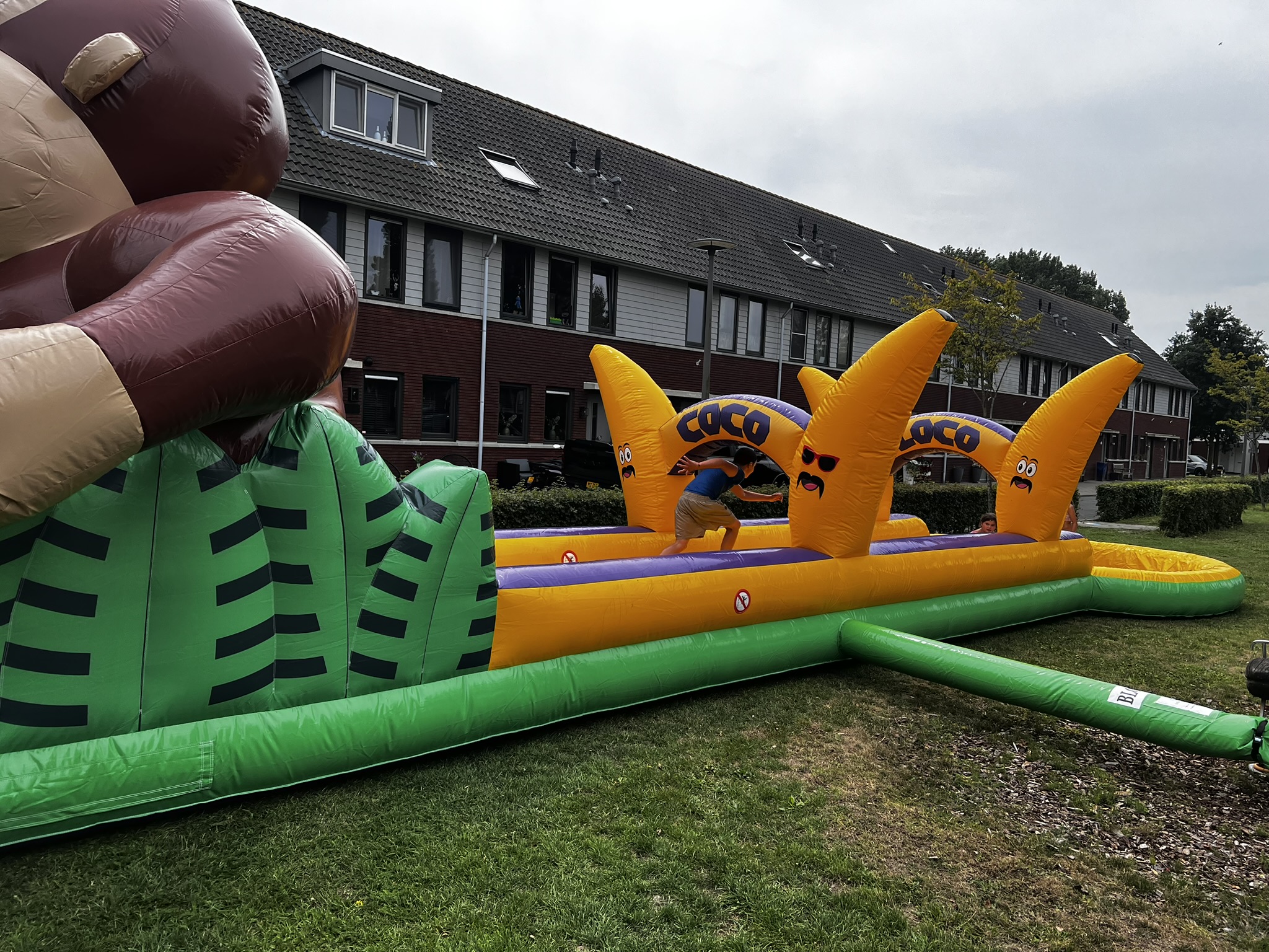 Kinderen spelen op de Coco Loco buikschuifbaan van Jumpfun Ypenburg in Den Haag
